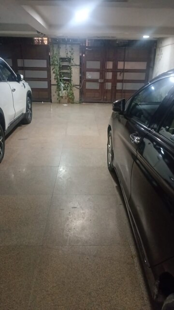 Parking in 3 BHK Builder Floor at Chittaranjan Park – for Rent