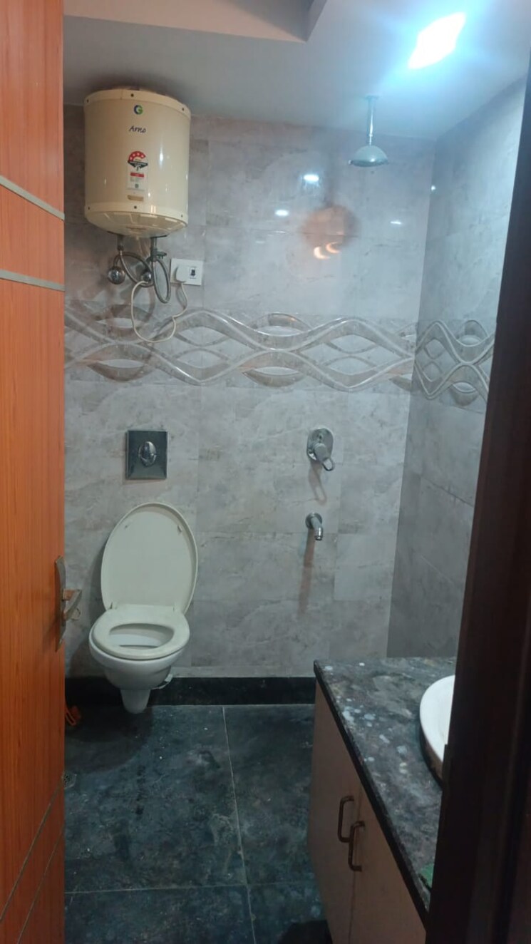 Bathroom, chittaranjan park 3 Bedroom 1300 Sq.Ft. Builder Floor In Chittaranjan Park Delhi 9125313