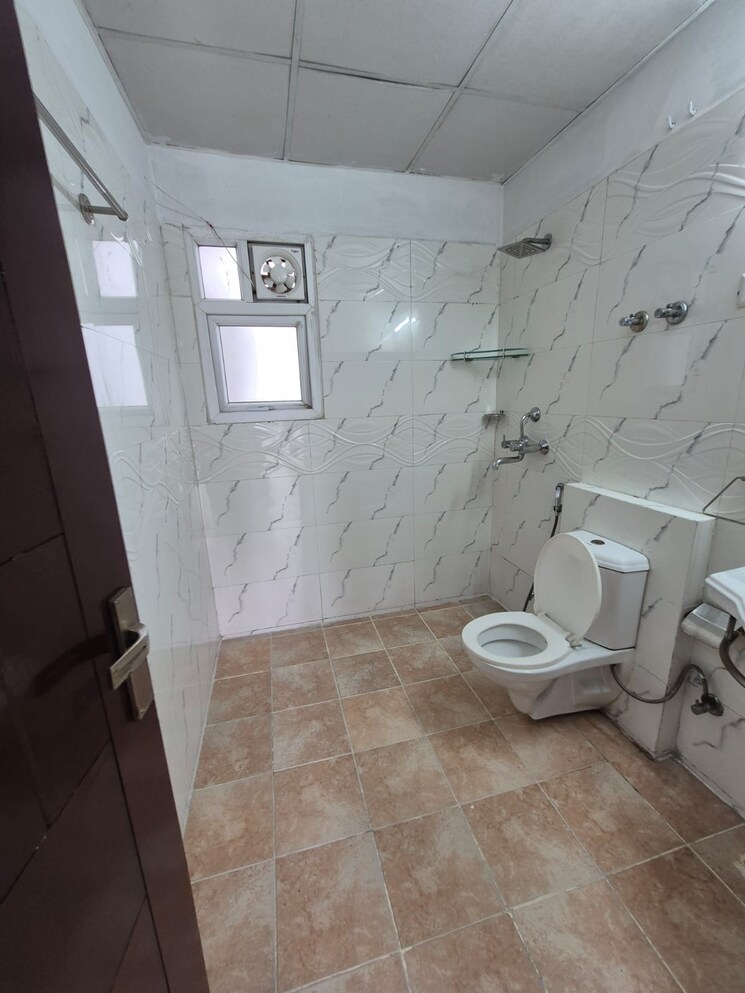Bathroom, amrapali-zodiac 2.5 Bedroom 1075 Sq.Ft. Apartment In Sector 120 Noida 9125324