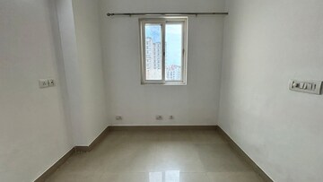 Room in 2.5 BHK Apartment at Mahagun Moderne, Sector 78 – for Sale