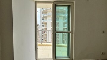 Room in 2.5 BHK Apartment at Mahagun Moderne, Sector 78 – for Sale