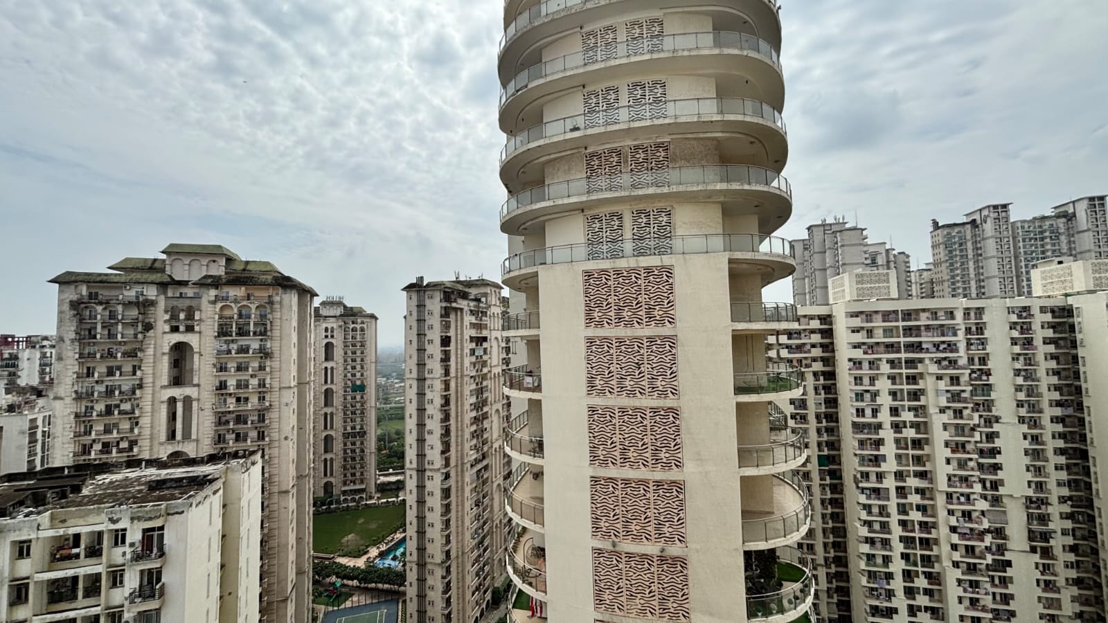 2.5 BHK + Study Room 1250 Sq.Ft. Apartment in Mahagun Moderne