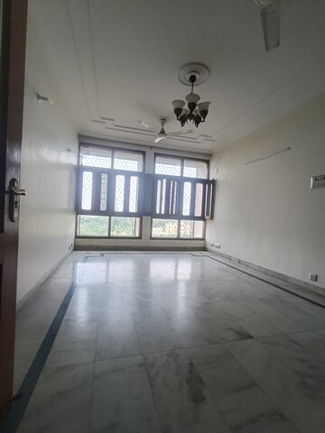 Room in 3.5 BHK Apartment at Mayur Vihar Phase 1 Extension – for Rent