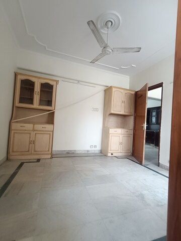 Room in 3.5 BHK Apartment at Mayur Vihar Phase 1 Extension – for Rent
