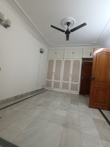 Room in 3.5 BHK Apartment at Mayur Vihar Phase 1 Extension – for Rent