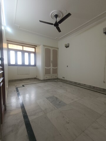Room in 3.5 BHK Apartment at Mayur Vihar Phase 1 Extension – for Rent