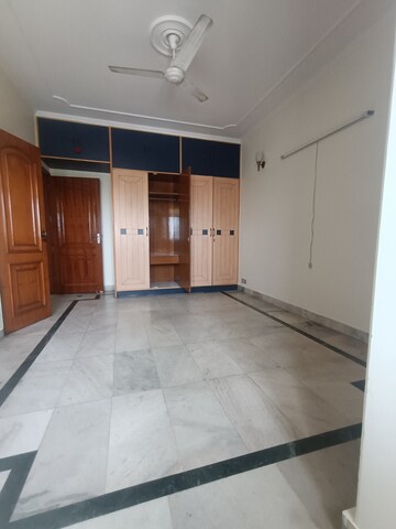 Room in 3.5 BHK Apartment at Mayur Vihar Phase 1 Extension – for Rent