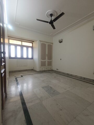 Room in 3.5 BHK Apartment at Mayur Vihar Phase 1 Extension – for Rent