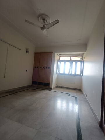Room in 3.5 BHK Apartment at Mayur Vihar Phase 1 Extension – for Rent