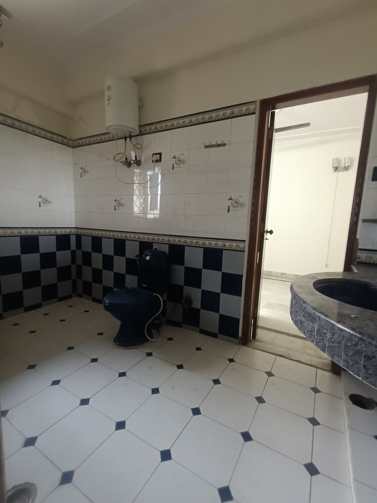 Washroom, mayur vihar phase 1 extension 3.5 Bedroom 1250 Sq.Ft. Apartment In Mayur Vihar Phase 1 Extension Delhi 9125360