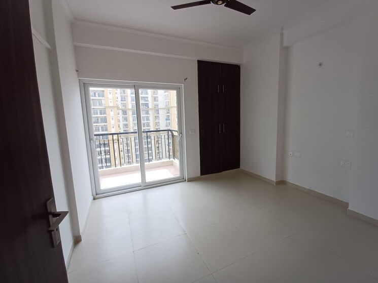 Room, paras-seasons 2 Bedroom 985 Sq.Ft. Apartment In Sector 168 Noida 9125368