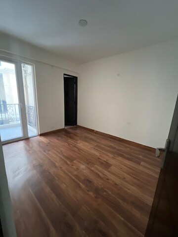 Room in 2.5 BHK Apartment at Signature Global Park 4 and 5, Sohna Sector 36 – for Rent