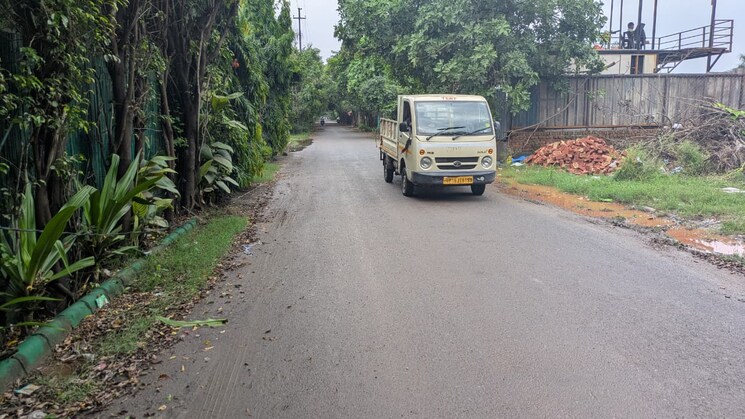  Parking, sector 135  1005 Sq.Yd. Plot In Sector 135 Noida 9125372