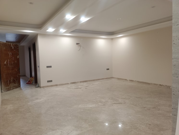 Hall, green fields colony 4 Bedroom 300 Sq.Yd. Builder Floor In Green Fields Colony Faridabad 9125502