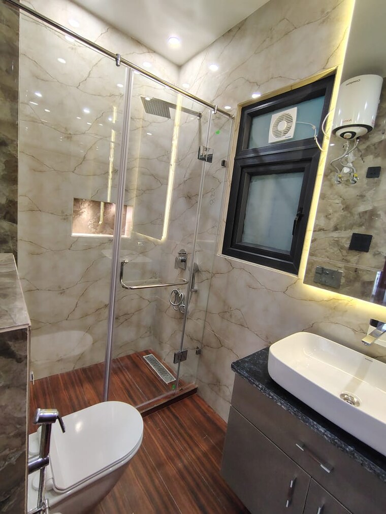 Bathroom, chittaranjan park 3 Bedroom 160 Sq.Yd. Builder Floor In Chittaranjan Park Delhi 9125512