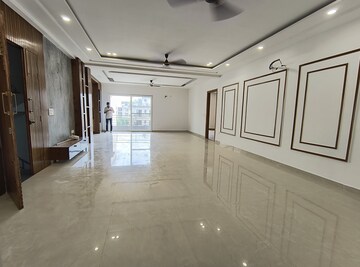 Parking in 4 BHK Builder Floor at Green Fields Colony – for Rent