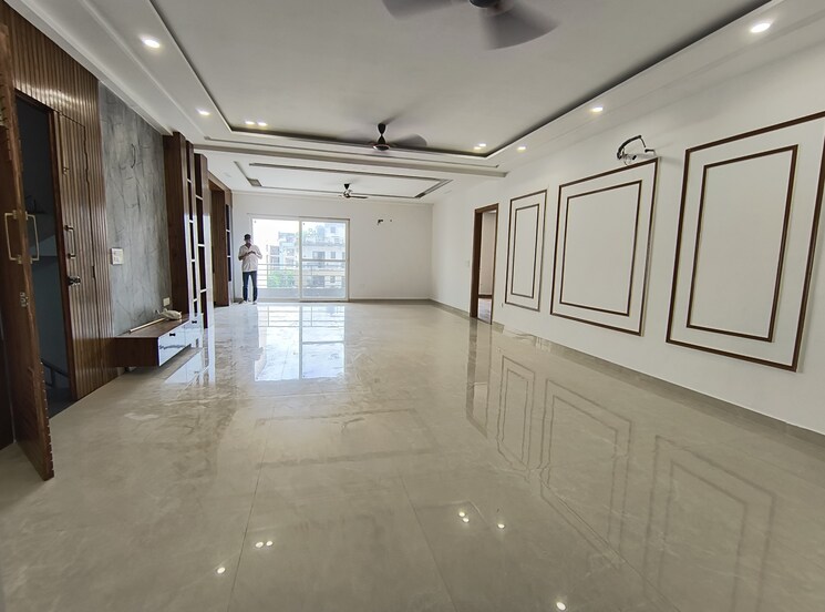  Parking, green fields colony 4 Bedroom 450 Sq.Yd. Builder Floor In Green Fields Colony Faridabad 9125511