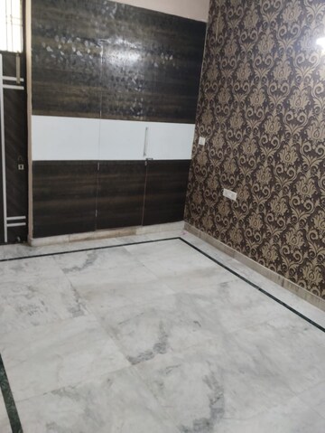 Room in 2 BHK Builder Floor at Green Fields Colony – for Rent