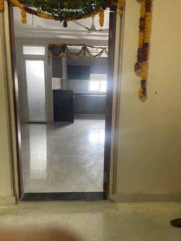 Room in 4 BHK Apartment at Mansarovar Extension – for Rent