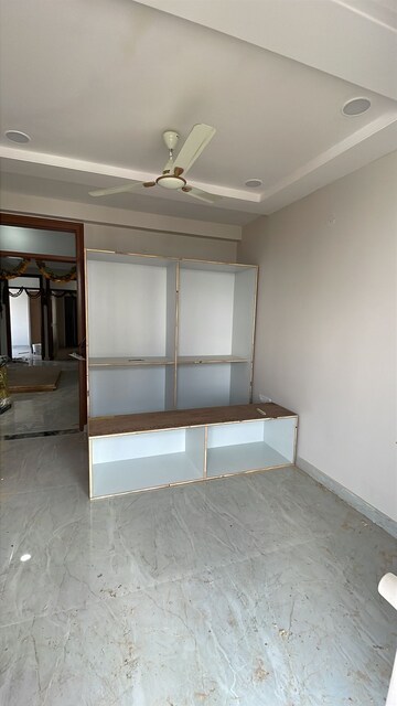 Room in 4 BHK Apartment at Mansarovar Extension – for Rent