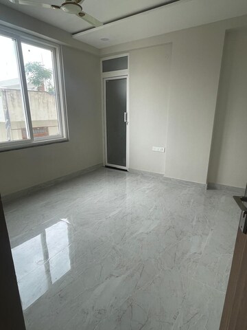 Room in 4 BHK Apartment at Mansarovar Extension – for Rent