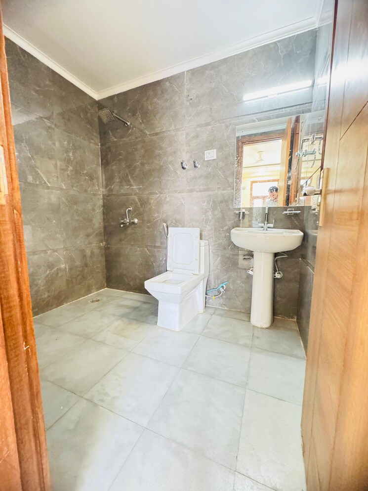 Bathroom, risland-sky-mansion 3 Bedroom 1400 Sq.Ft. Builder Floor In Chattarpur Delhi 9125714