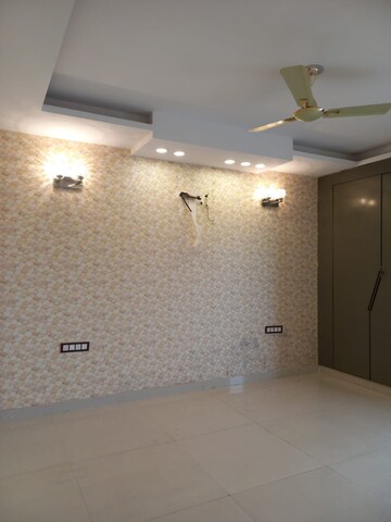 Room in 4 BHK Builder Floor at Aradhya Homes, Sector 67a – for Rent