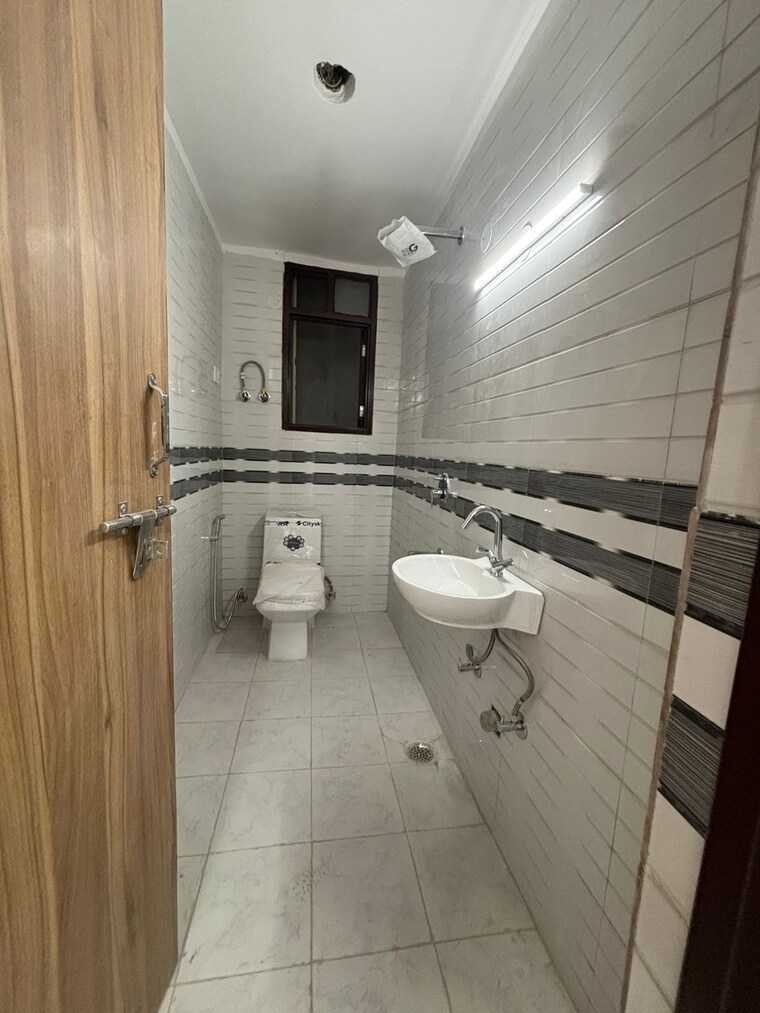 Bathroom, saket 2 Bedroom 800 Sq.Ft. Builder Floor In Saket Delhi 9125831