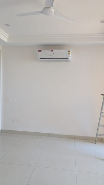 Room in 3 BHK Apartment at Sector 82 – for Rent