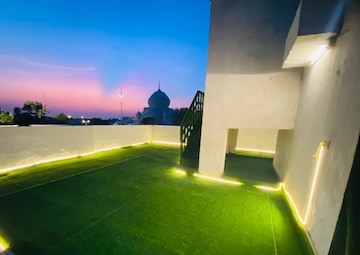 Swimming Pool in 2 BHK Apartment at Gaur City 7th Avenue, Sector 4 Greater Noida – for Rent