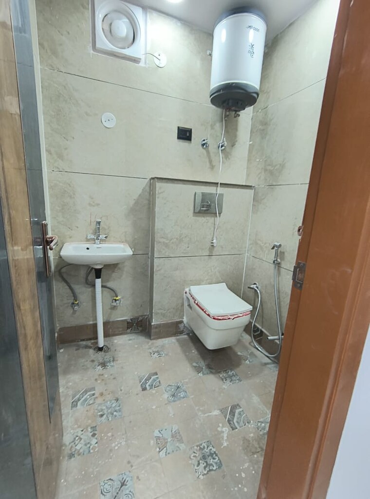 Bathroom, govindpuri 3 Bedroom 900 Sq.Ft. Builder Floor In Govindpuri Delhi 9125960