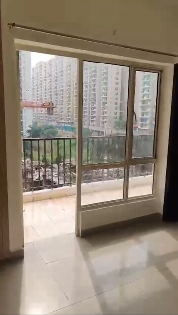 Room in 2.5 BHK Apartment at Panchsheel Greens II, Sector 16 Greater Noida – for Sale