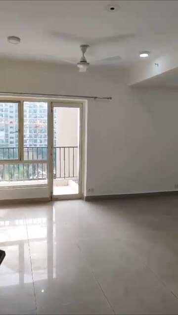 Room in 2.5 BHK Apartment at Panchsheel Greens II, Sector 16 Greater Noida – for Sale