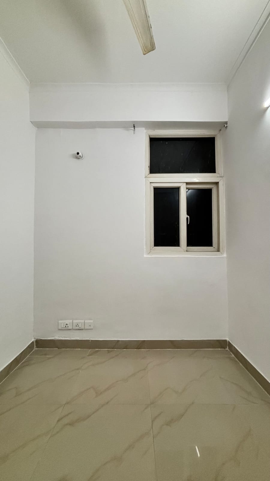 3 BHK + Servant Room Apartment For Rent in Express Zenith