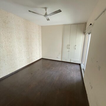 Room in 3.5 BHK Apartment at Express Zenith, Sector 77 – for Rent