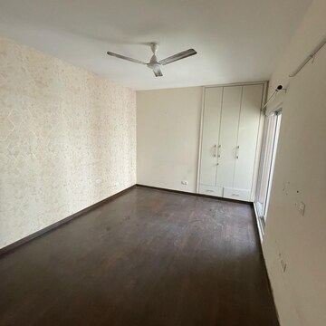 Room in 3.5 BHK Apartment at Express Zenith, Sector 77 – for Rent