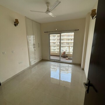 Room in 3.5 BHK Apartment at Express Zenith, Sector 77 – for Rent