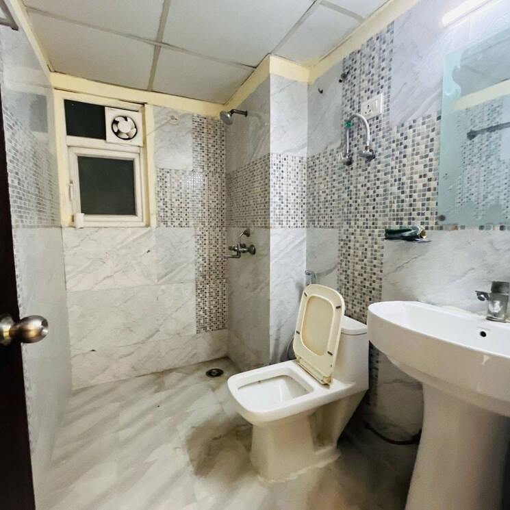 Bathroom, express-zenith 3 Bedroom 913 Sq.Ft. Apartment In Sector 77 Noida 9126012