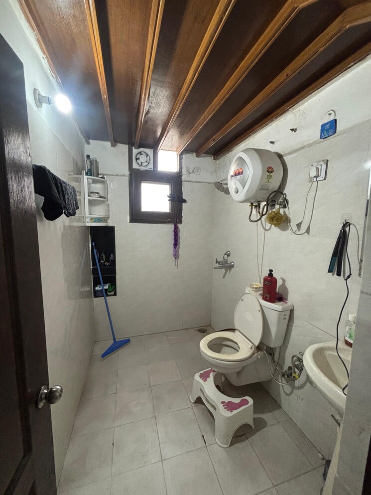 Bathroom, motia-royal-estate 3 Bedroom 1642 Sq.Ft. Apartment In Lohgarh Zirakpur 9126052