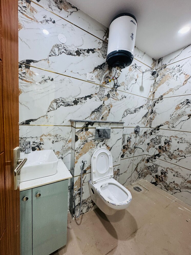 Bathroom, freedom fighters enclave 2 Bedroom 850 Sq.Ft. Builder Floor In Freedom Fighters Enclave Delhi 9126064