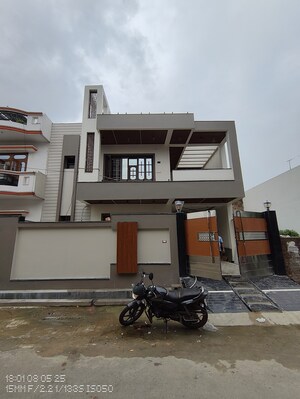 3 BHK Villa For Sale in Jankipuram Extension