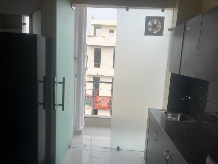 Kitchen, vipul-world-floors 1 RK 250 Sq.Ft. Apartment In Sector 48 Gurgaon 9126295