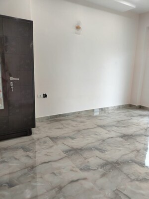 Room in 2 BHK Apartment at Mahagun Moderne, Sector 78 – for Sale