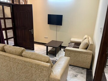 Living Room in 2 BHK Builder Floor at SAS Tower, Sector 38 – for Rent