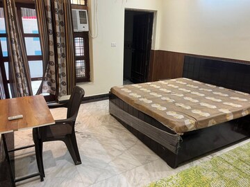 Bedroom in 2 BHK Builder Floor at SAS Tower, Sector 38 – for Rent