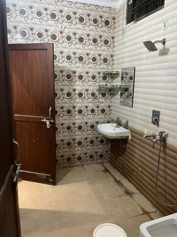 Bathroom in 2 BHK Builder Floor at SAS Tower, Sector 38 – for Rent