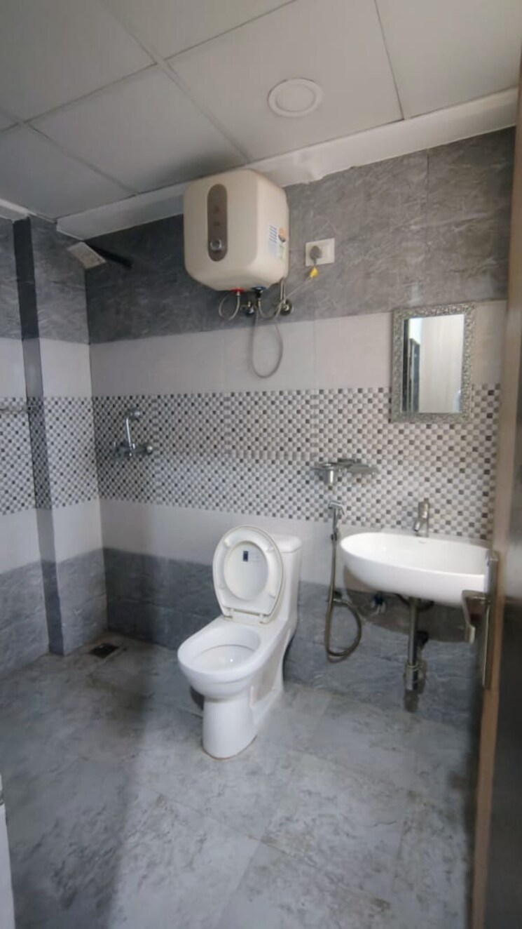Bathroom, super-mart-1 3 Bedroom 1500 Sq.Ft. Builder Floor In Sector 27 Gurgaon 9126314