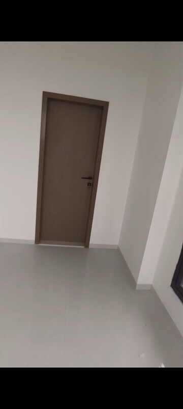 Room in 2 BHK Apartment at Alamdar The Auro, Lower Parel – for Rent