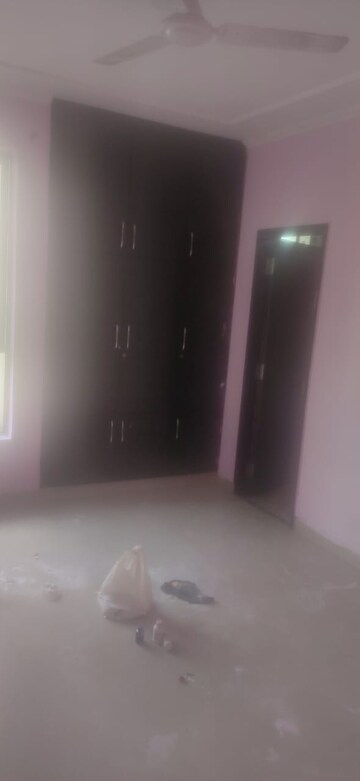 Room in 2 BHK Apartment at Pioneer Park Phase 1, Sector 61 – for Rent