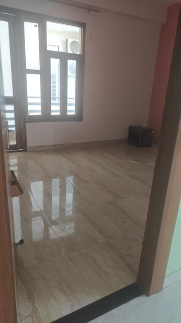 Room in 3 BHK Apartment at Ardee Mall, Sector 52 – for Rent